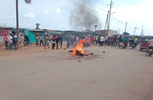 Lubumbashi : Trois jeunes hommes brûlés vifs par une foule en colère après une altercation au quartier&nbsp;Bel-Air