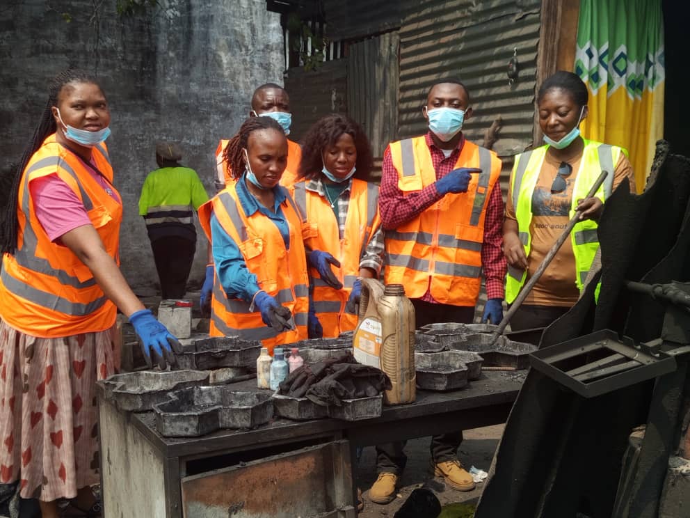 Kinshasa : Des jeunes formés à la transformation des déchets en charbon&nbsp;écologique