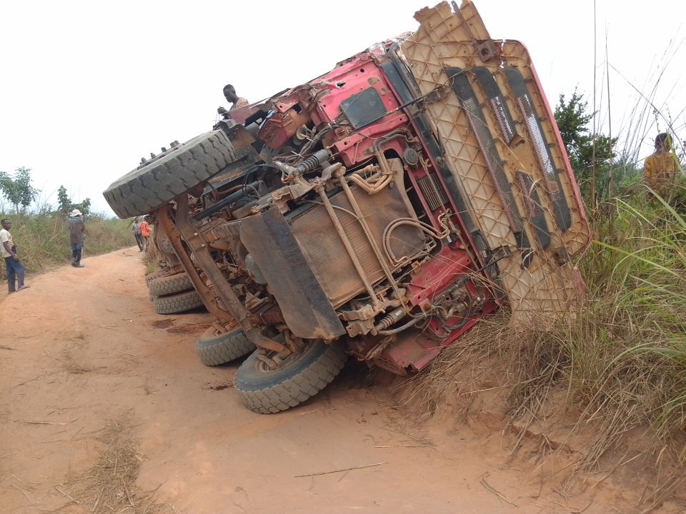 Lomami : un camion transportant des moustiquaires se renverse entre Tshipoko et Katabayi